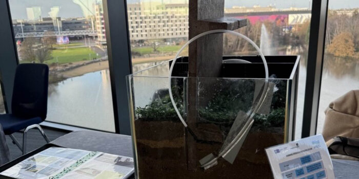 A large glass box with different levels of underground seen in it, used as a model for flood prevention technology