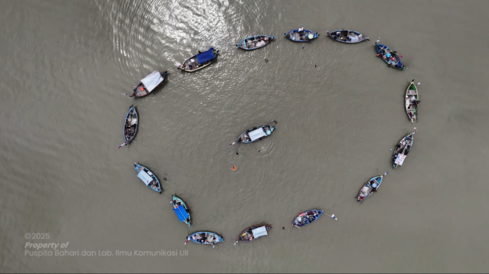 Ariel view of 16 fisherwomen's boats in a circle on the sea
